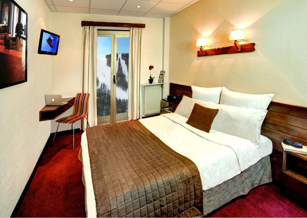Hotel Las Donnas, Auron Bilik gambar